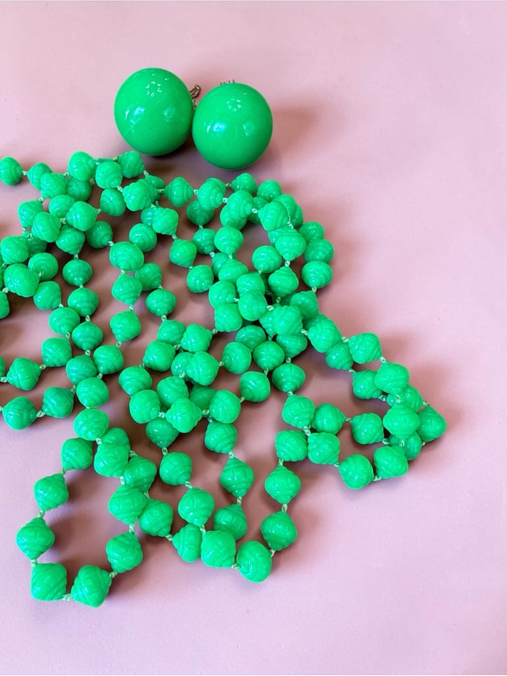 Vintage 60s / 70s Mod Green Fluted Bead Necklace Dome Earring Set